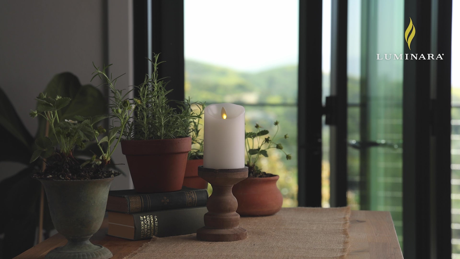 A video of Luminara's flameless white candles